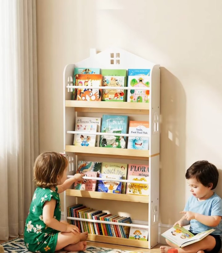 Kapağı öne bakan raflı, çocuk boyunda ahşap Montessori kitaplık